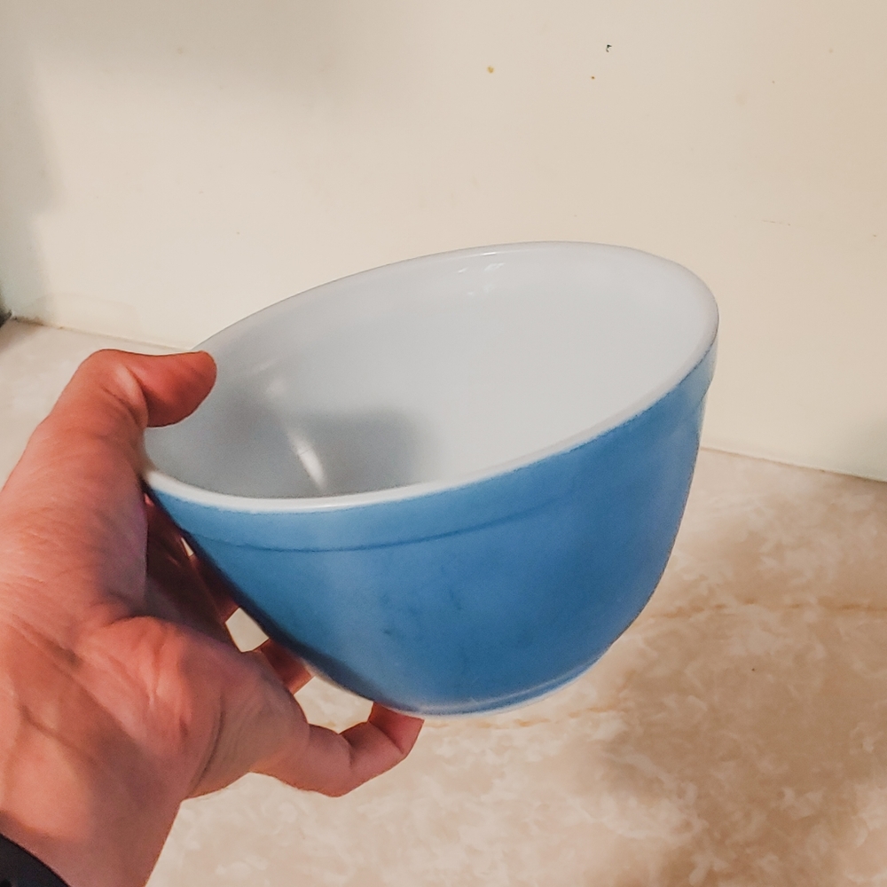 Vintage 1950s pyrex blue nesting bowl
